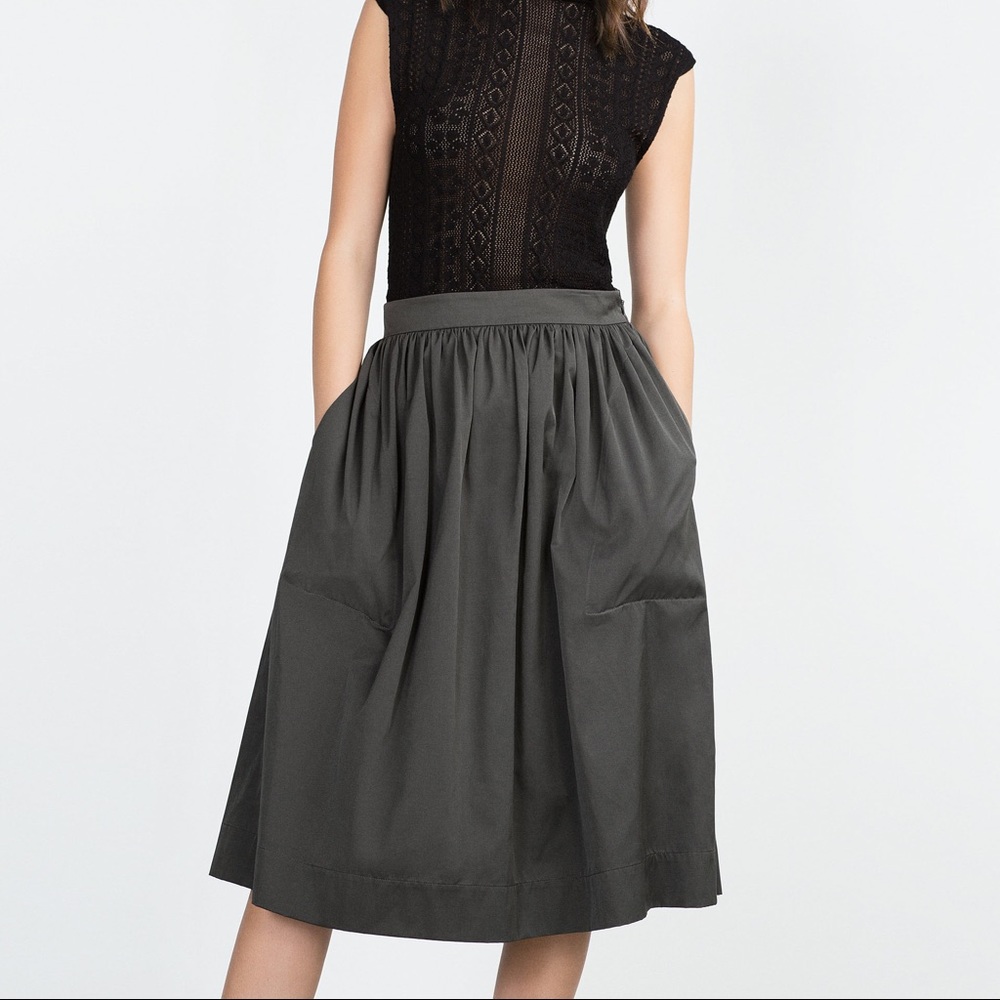 Zara Pleated MIDI Skirt - Size Small